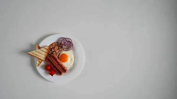 Top View Angielskie Śniadanie Jajko Smażone Dwie Kiełbaski Smażone Grzanki — Zdjęcie stockowe
