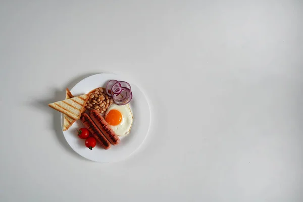 Översiktlig Engelsk Frukost Stekt Ägg Två Stekta Korvar Grillat Bröd — Stockfoto