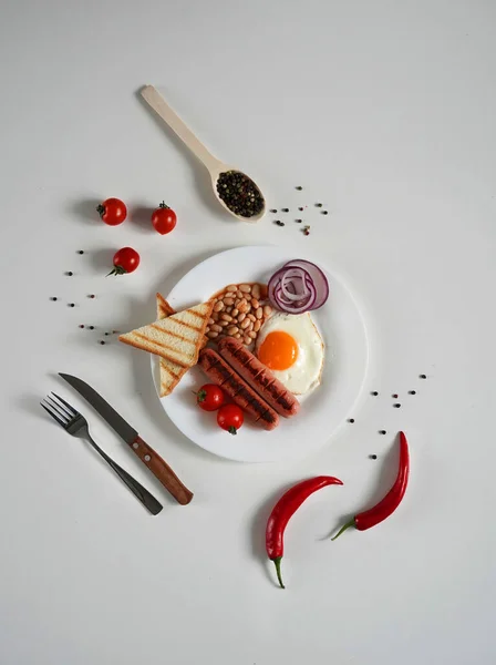 Petit Déjeuner Anglais Oeuf Frit Tomates Saucisse Sur Fond Blanc — Photo