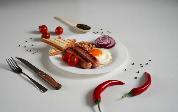 Traditionell Engelsk Frukost Tallrik Med Stekt Ägg Två Stekta Korvar — Stockfoto