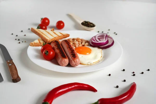 Traditionell Engelsk Frukost Tallrik Med Stekt Ägg Två Stekta Korvar — Stockfoto