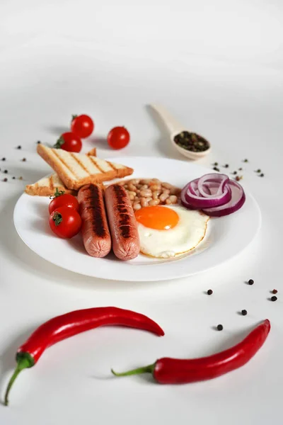 Pequeno Almoço Inglês Prato Com Ovo Frito Duas Salsichas Fritas — Fotografia de Stock