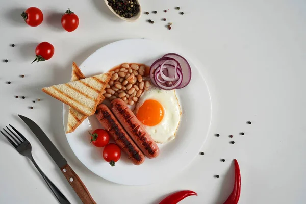 Petit Déjeuner Anglais Traditionnel Assiette Avec Oeuf Frit Deux Saucisses — Photo