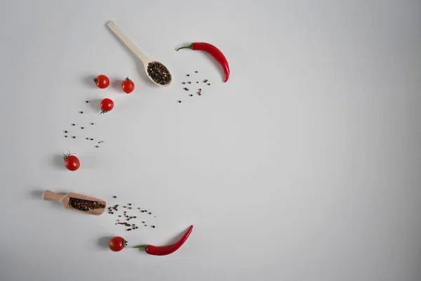 Kerstomaten Rode Hete Chili Peper Geurige Zwarte Pepererwten Een Witte — Stockfoto