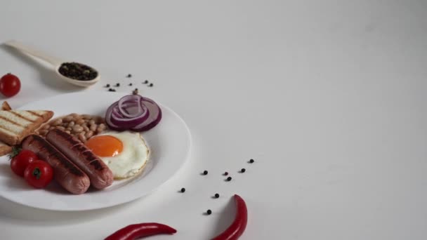 English Breakfast Smažené Vejce Rajčata Klobása Bílém Pozadí Zavřít — Stock video