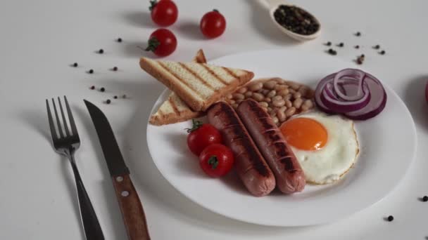 Angielskie Śniadanie Smażone Jajko Pomidory Kiełbasa Białym Tle Zamknij Się — Wideo stockowe