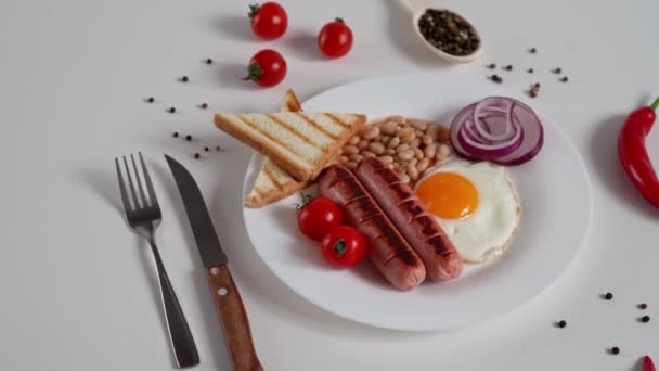 Angielskie Śniadanie Smażone Jajko Pomidory Kiełbasa Białym Tle Zamknij Się — Wideo stockowe