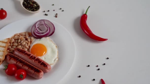English Breakfast Plate Fried Egg Two Fried Sausages Grilled Bread — Stock Video