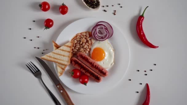 Desayuno Inglés Huevo Frito Tomates Salchichas Sobre Fondo Blanco Vista — Vídeo de stock