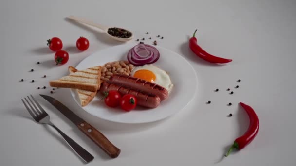 英式早餐 白底煎蛋 西红柿和香肠 文本的复制空间 — 图库视频影像