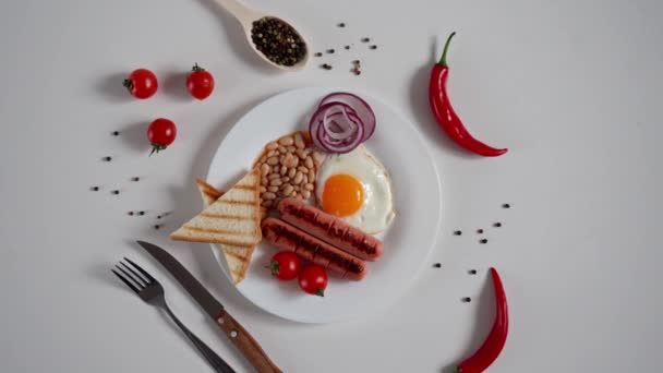Traditioneel Engels Ontbijt Bord Met Gebakken Twee Gebakken Worsten Gegrild — Stockvideo