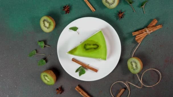 Nakrájej Tvarohový Koláč Kiwi Zdobené Plátkem Kiwi Skořicovými Tyčinkami Badyánem — Stock video