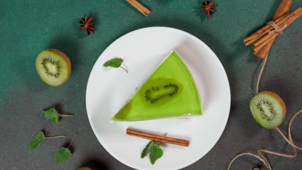 Κόψτε Cheesecake Ακτινίδιο Διακοσμημένο Φέτα Ακτινίδιο Ξυλάκια Κανέλας Badyan Φύλλα — Αρχείο Βίντεο