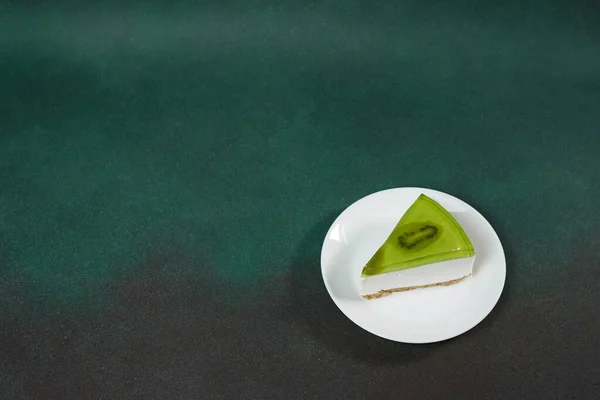 Cheesecake Caseiro Com Kiwi Prato Branco Fundo Verde Espaço Cópia — Fotografia de Stock