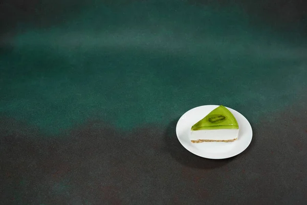 Fatia Cheesecake Com Kiwi Pau Canela Folhas Hortelã Fundo Verde — Fotografia de Stock