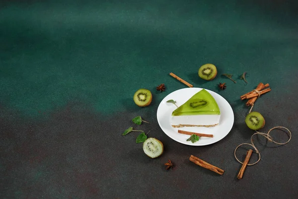 Cheesecake Med Kiwi Kanel Pinne Och Lämnar Mynta Grön Bakgrund — Stockfoto