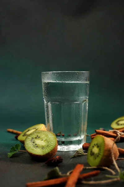 Ein Glas Kaltes Wasser Auf Grünem Hintergrund Dekoriert Mit Scheiben — Stockfoto