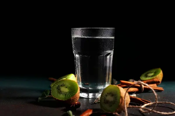 Copo Água Fria Sobre Fundo Preto Decorado Com Kiwi Fatia — Fotografia de Stock