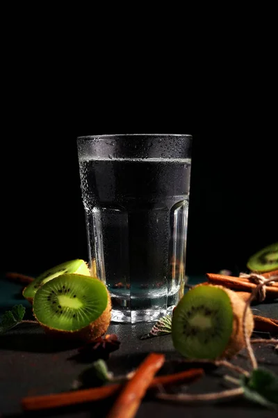 Copo Água Fria Sobre Fundo Preto Decorado Com Kiwi Fatia — Fotografia de Stock