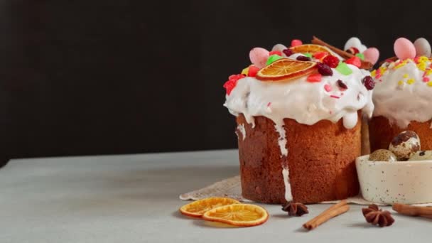 전통적 부활절 케이크의 근접은 배경에 열매로 장식되었다 원문을 — 비디오
