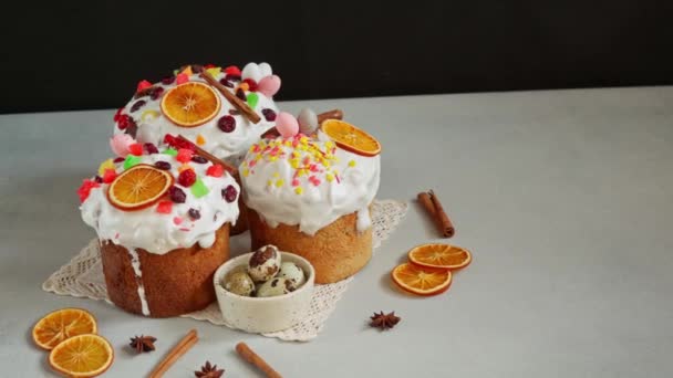 Gros Plan Des Gâteaux Pâques Traditionnels Décorés Avec Des Fruits — Video