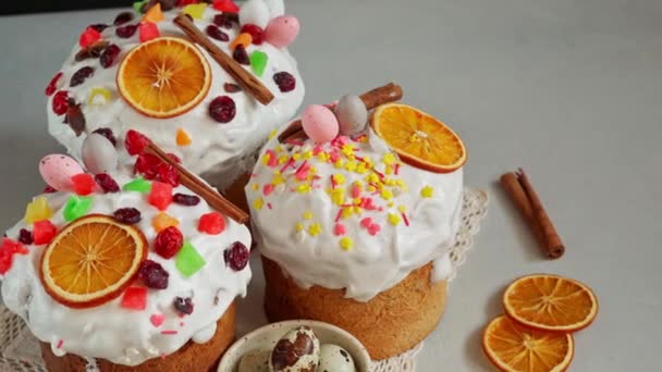 Gri Arkaplanda Kurutulmuş Meyvelerle Dekore Edilmiş Geleneksel Paskalya Pastaları Nın — Stok video