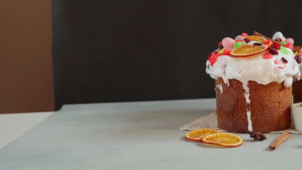 灰色の背景にドライフルーツで飾られた伝統的なイースターケーキの終わり テキストのコピースペース — ストック動画