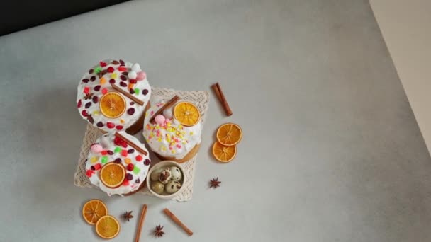 Κάτοψη Του Παραδοσιακού Πασχαλινού Κέικ Διακοσμημένο Αποξηραμένα Φρούτα Γκρίζο Φόντο — Αρχείο Βίντεο