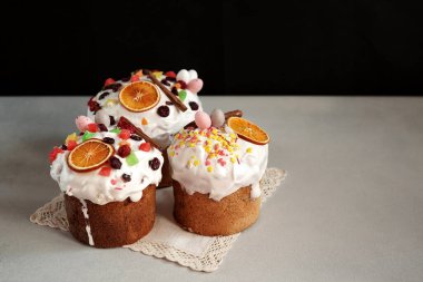 Geleneksel Paskalya Pastaları Gri Arkaplanda Kurutulmuş Meyvelerle süslenmiş. Metin için alanı kopyala