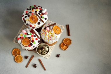 Geleneksel Paskalya Pastaları 'nın en üst manzarası Gri Arkaplanda Kurumuş Meyvelerle süslenmiş. Paskalya yumurtaları. Metin için alanı kopyala