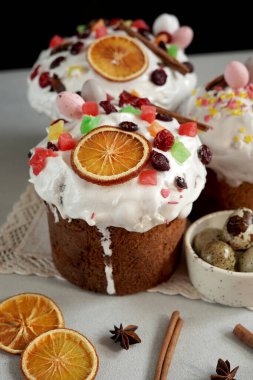 Gri Arkaplanda kurutulmuş meyvelerle dekore edilmiş geleneksel Paskalya Pastaları 'nın kapağı. Metin için alanı kopyala