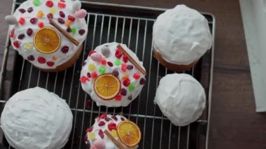 Ev yapımı geleneksel Paskalya pastaları. Paskalya pastası pişiriyorum. Üst görünüm