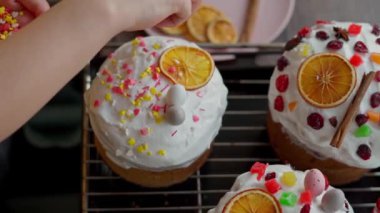 Beyaz Kız El 'in yakın plan çekimleri yeni pişmiş Paskalya Pastaları. Ev yapımı geleneksel Paskalya Pastaları