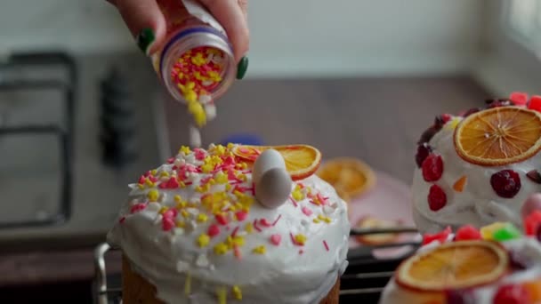 Primo Piano Una Donna Caucasica Decori Mano Appena Cucinato Torte — Video Stock