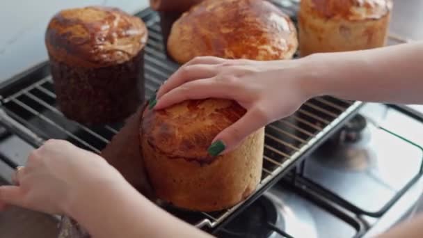 Una Mujer Cocina Pasteles Pascua Pasteles Pascua Recién Hechos — Vídeos de Stock