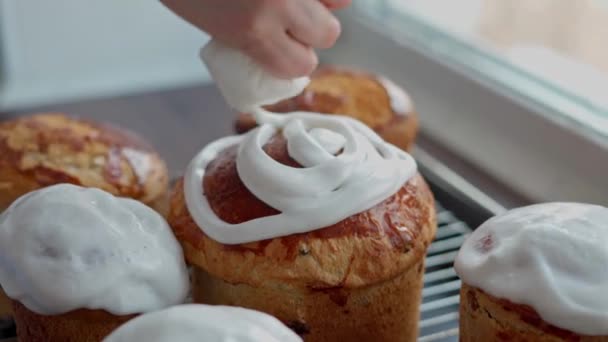 白种人的手在新烹调的复活节蛋糕上涂上白霜 自制的传统复活节蛋糕 — 图库视频影像