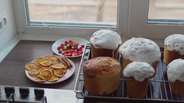 Свіжоприготовані Домашні Традиційні Великодні Торти Вкриті Білим Льодовиком Стоять Випічці — стокове відео