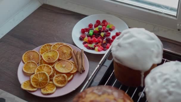 Pişmiş Yapımı Geleneksel Paskalya Kekleri Üstünde Beyaz Jöleli Pasta Standı — Stok video