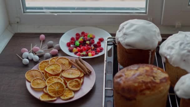 전통적 부활절 케이크는 글레이즈 진열대로 요리하였다 장식용 — 비디오