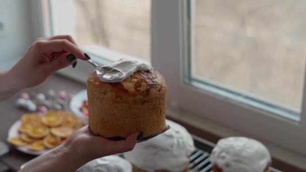 Blanke Vrouwenhand Spreidt Witte Glazuur Vers Gekookte Paastaart Koken Zelfgemaakte — Stockvideo