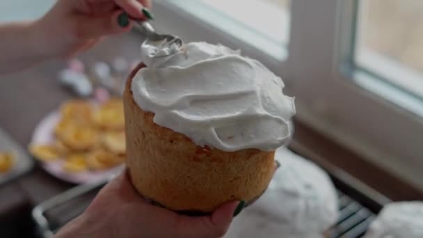 요리한 이스터 케이크에 화이트 글라스를 뿌린다 전통적 부활절 케이크를 요리하는 — 비디오