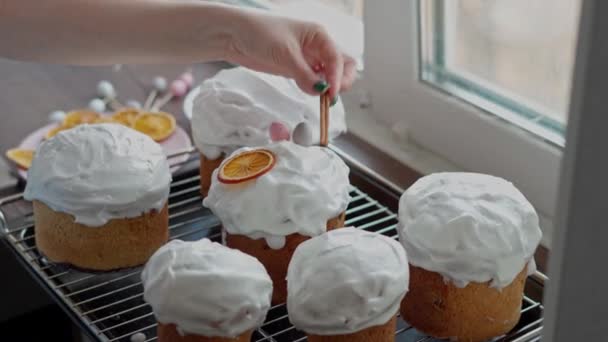 Ręka Białej Kobiety Decoretes Świeżo Ugotowane Ciasta Wielkanocne Gotowanie Domowe — Wideo stockowe