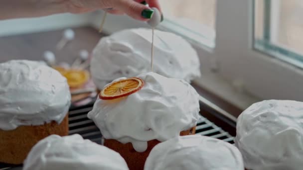 여성의 부활절 케이크를 수있다 전통적 부활절 케이크를 요리하는 — 비디오