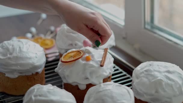 Ręka Białej Kobiety Decoretes Świeżo Ugotowane Ciasta Wielkanocne Gotowanie Domowe — Wideo stockowe
