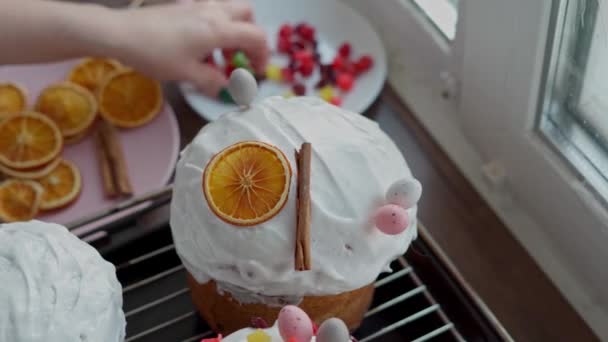 白人女性の手で焼きたてのイースターケーキを飾ります 自家製の伝統的なイースターケーキを調理 — ストック動画