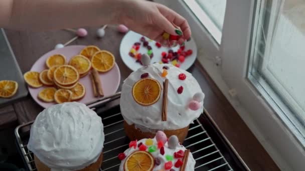 Een Blanke Vrouwenhand Siert Vers Gekookte Paastaart Koken Zelfgemaakte Traditionele — Stockvideo