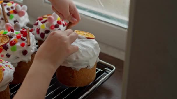 白人の女の子の手のクローズアップは 焼きたてのイースターケーキを飾ります 自家製の伝統的なイースターケーキを調理 — ストック動画
