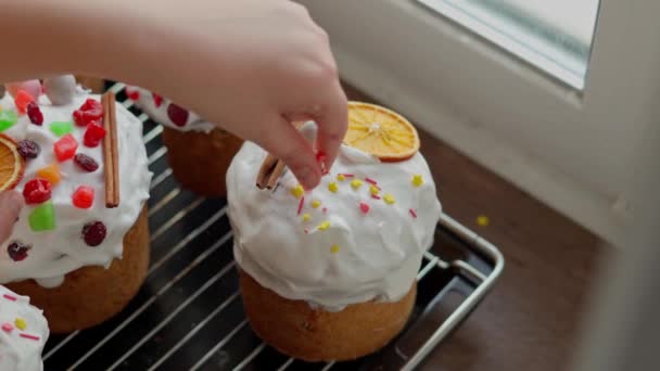 Großaufnahme Einer Kaukasischen Mädchenhand Schmückt Frisch Gekochte Osterkuchen Kochen Hausgemachte — Stockvideo