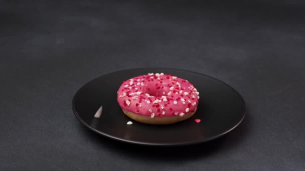 Farbenfrohe Streusel Fallen Auf Rosa Glasierte Donut Donut Dekoration — Stockvideo
