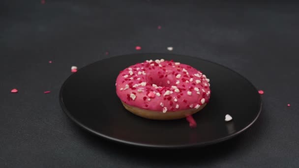 Farbenfrohe Streusel Fallen Auf Rosa Glasierte Donut Donut Dekoration Zeitlupe — Stockvideo